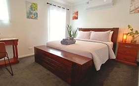 Deluxe Queen Room - Shared Bathroom